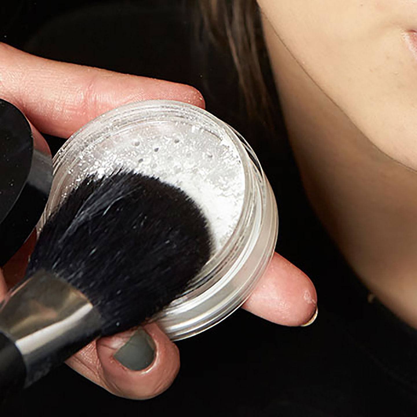 Te da pereza limpiar las brochas de maquillaje? En  tienen un  aparatito que las limpia y seca en 15 segundos